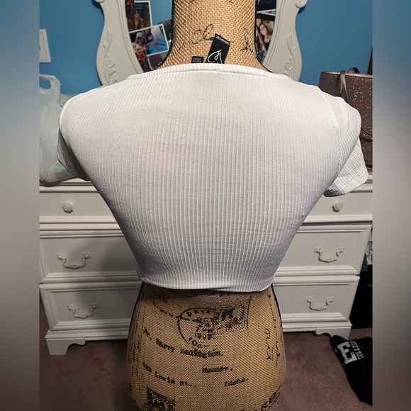 White crop top t-shirt. - Picture 2 of 2